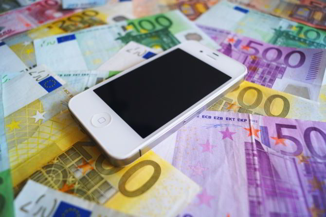 Geld und Smartphone auf einem Tisch