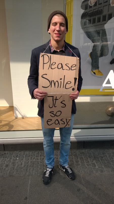 Please Smile - Aktionskunst in der City