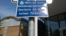 Schild gefunden an einem Behindertenparkplatz <3