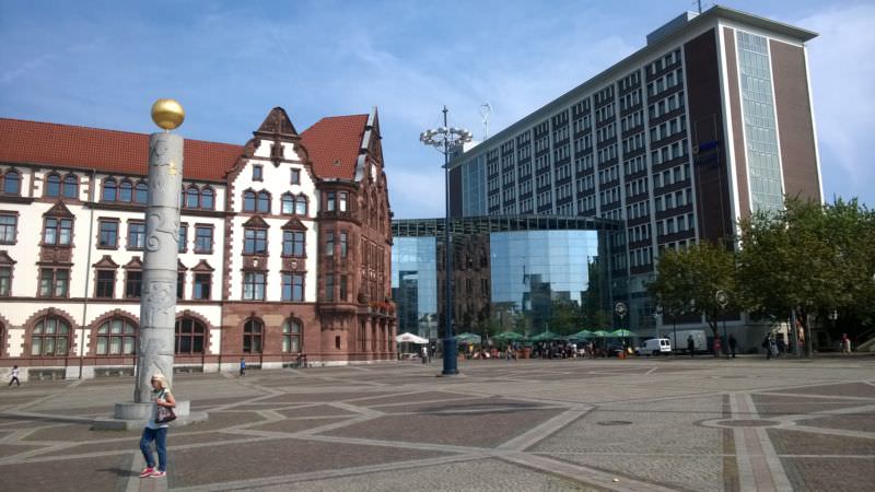 Der Friedensplatz in Dortmund mit Obelisk