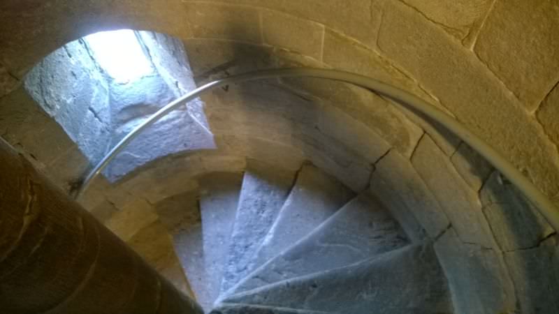 Enge Wendeltreppe im Turm der Kirche