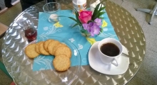 Tisch mit Kaffe, Tee und Keksen