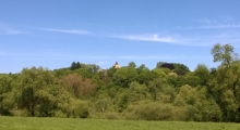 Im Zeichen der Burg ganz oben auf dem Hügel.