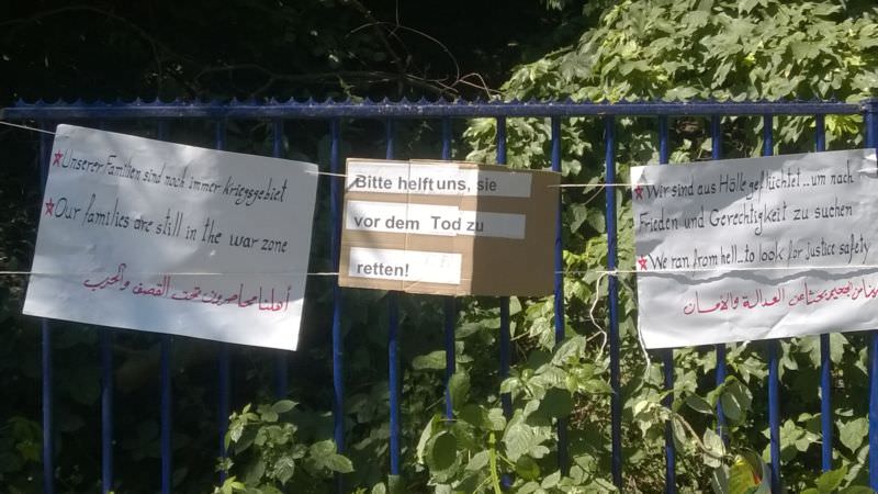 Auszug der am Camp hängenden Schilder mit Texten der Refugees