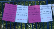 Auszug der am Camp hängenden Schilder mit Texten der Refugees