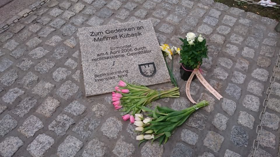 Der Gedenkstein von Mehmet Kubasik in Dortmund mit Blumen zum Gedenken