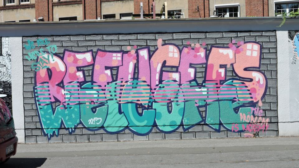 Eines der Graffitis an der Oesterholzstraße in Dortmund. Motiv: Refugees Welcome.