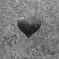 Ein Herz aus Folie auf dem Boden liegend zu Schwarz/Weiß konvertiert,