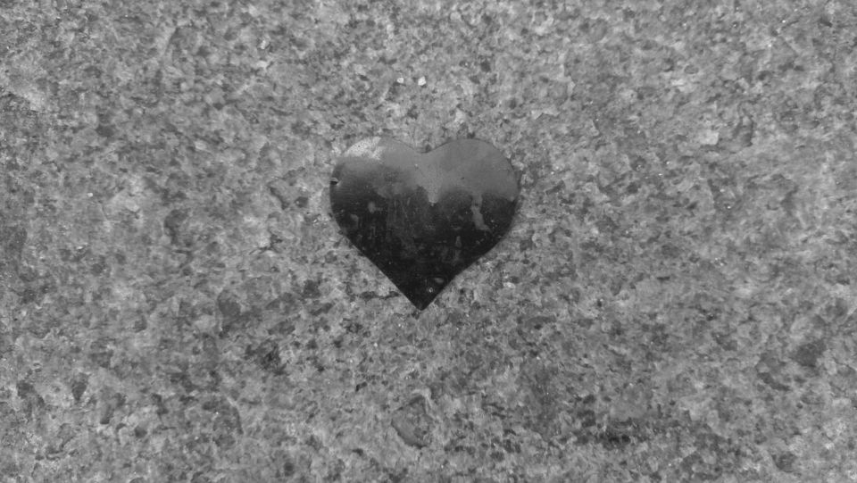 Ein Herz aus Folie auf dem Boden liegend zu Schwarz/Weiß konvertiert,