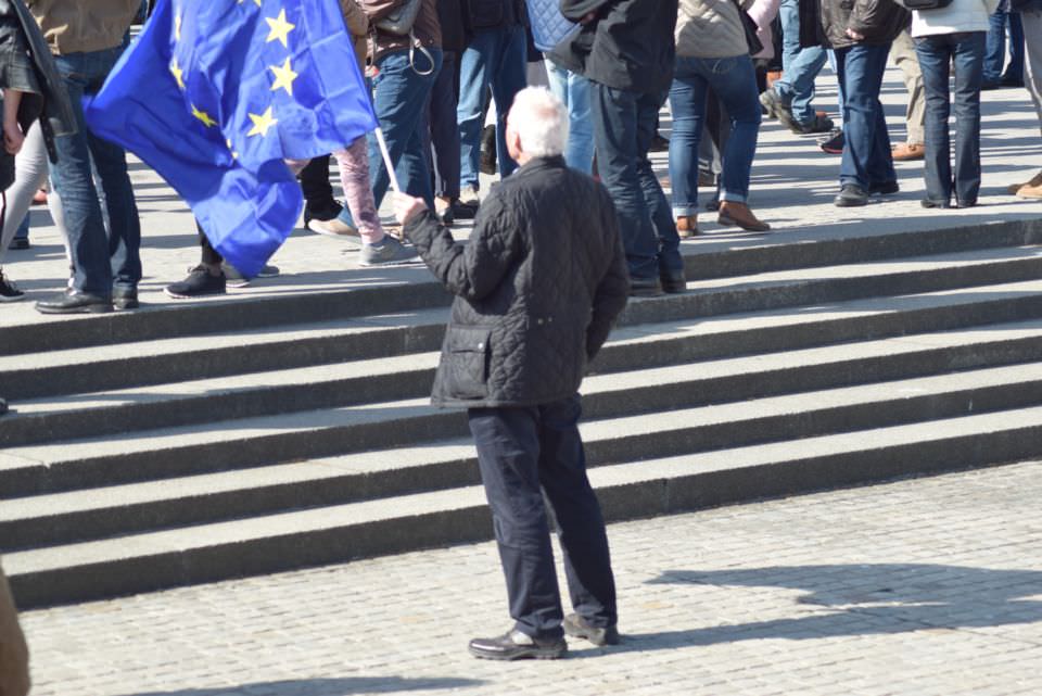 Mann mit EU Fahne in Hörde bei Pulese Of Europe