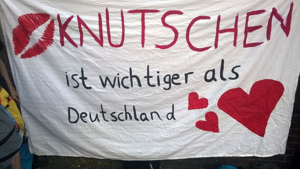 Demobanner mit Spruch: Knutschen ist wichtiger als Deutschland.