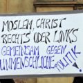 Schild mit Text "Moslem, Christ, Links oder Rechts, gegen unmenschliche Politik".