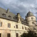 Ansicht eines Teils der Wewelsburg. Heller Sandstein und viele vierteilige Fenster.