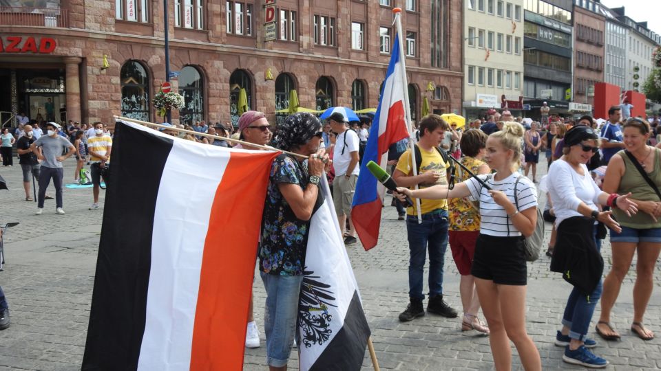 Mensch mit Reichsfahne auf der Demo in Dortmund