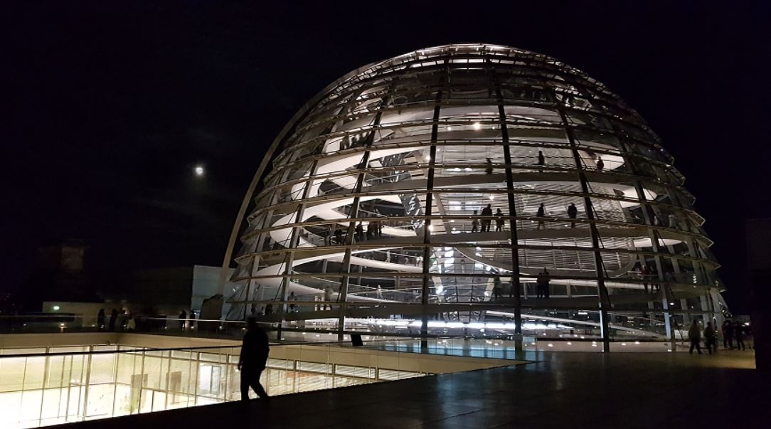 Kuppel des Reichstagsgeböude beleuchtet.