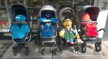 Vier Figuren der Sesamstraße in Kinderwagen. Darunter Bert und Grobi.