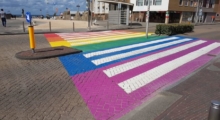 Ein Zebrastreifen in LGBTQ+ Farben in Zandvoort. Niederlande.