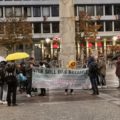 Bild der Versammlung Querdenken in Dortmund vom 10. Oktober 2022. Mehrere Menschen mit einem Banner.