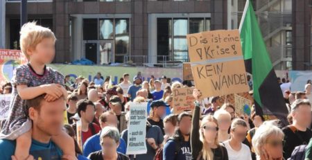 Bild einer Demonstration von Fridays for Future in Dortmund. Zu sehen sind viele Menschen, von denen einige Schilder hochhalten.