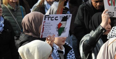 Eine junge Frau zeigt eine Landkarte der Region ohne Israel.